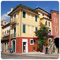 Bunte Häuser in Castelletto am Gardasee